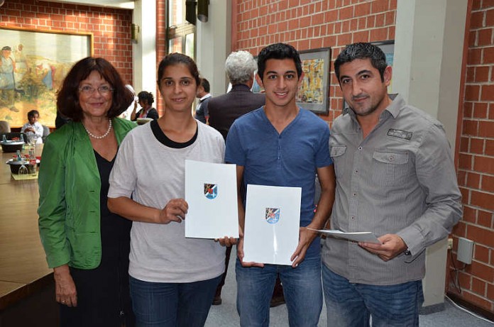 Landrätin Theresia Riedmaier überreichte der Familie Ilhan ihre Einbürgerungsurkunde.